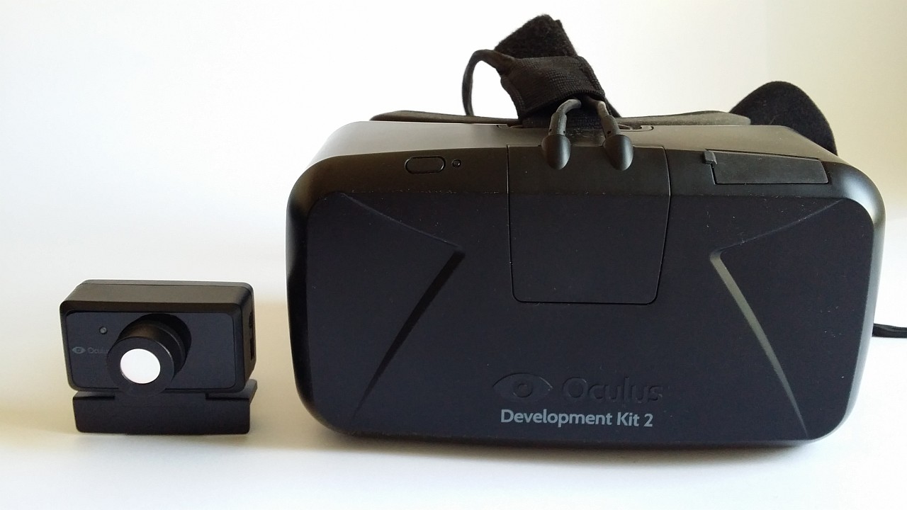 El Oculus Rift DK2 posa con su cámara de posicionamiento