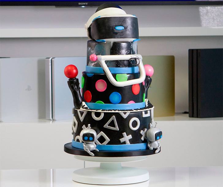 PlayStation VR cumple 1 año y Sony lo celebra con una tarta muy real