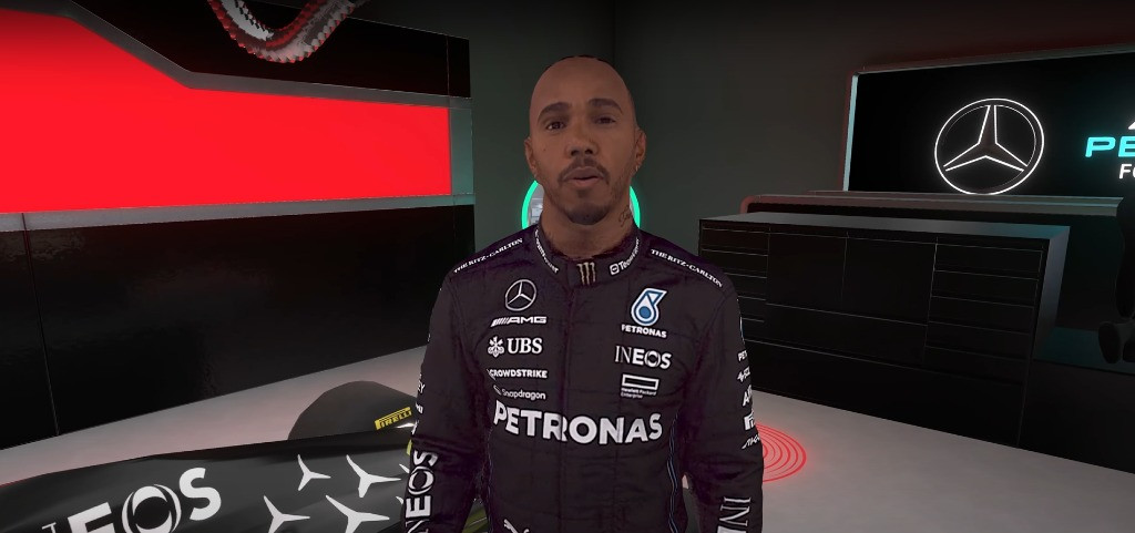 Lewis Hamilton hace de guía virtual por el garaje del equipo Mercedes-AMG Petronas F1