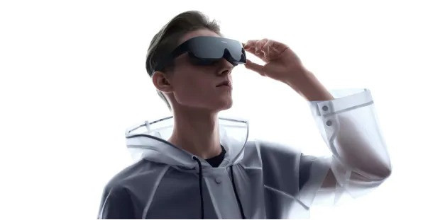 Un desarrollador muestra el kit 6DOF  del visor Huawei VR Glass Game Set